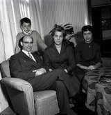 Kyrkoherde Iverson med familj 4/5 1959.