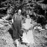 TV-Levis, bredvid en milsten på uppdrag av Hylands Hörna.