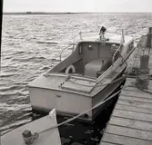 Båt som använts av baltiska flyktingar.  När andra världskriget började lida mot sitt slut flydde tusentals balter undan Röda Armén. Många kom till Sverige där de och deras barn snart inlemmades i samhället.