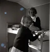 Två flickor i en semesterstuga i Åkerby på Öland. 14/6 1960.