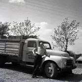 En man framför en lastbil vid Alböke järnvägsstation.