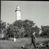 Fyrmästare Samuelsson, Ölands norra udde 11/9 1960, i bakgrunden fyren Långe Erik.