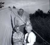 Badgäster framför ett tält vid Kapelludden, juli 1959.