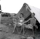 Badgäster framför ett tält vid Kapelludden, juli 1959.