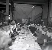 Måltid med lokförman Oscar Sandvall som avgår med pension 25/11 1958.