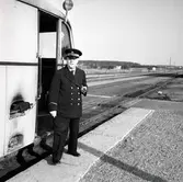 En tjänsteman vid en rälsbuss vid Ölands järnväg.