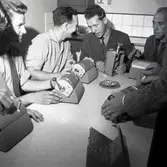 Folk som sitter med biljettmaskiner i Borgholms stationshus.