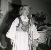 Karin Svensson sjunger på Riddargården, 7:e augusti 1957.