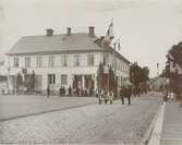 Storgatan sedd från torget vid ett besök av kung Gustaf V 1910.