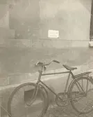 Någonstans i Nybro har någon ställt en cykel mot en vägg  där en skylt ovanför förbjuder just detta.