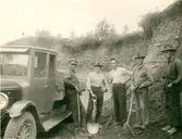 Arbetare vid Kalksandstegelfabrikens grustag.