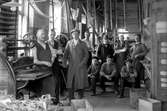 AB Marks Skofabrik, fabriksinteriör, 10 skoarbetare.
 Herr Melin, Markgatan, Örebro.
Första fabriken vid Markgatan 18. Företaget grundades 1897 av grosshandlare C.A. Carlsson. År 1912 övertogs aktiemajoritet av AB A.P. Hallqvist.