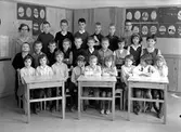 Stureskolan, klassrumsinteriör, 25 skolbarn med lärarinna fröken Astrid Wiberg.
Klass 1B, sal 1.
Bakre raden från vänster: Astrid Wiberg (lärarinna), Tommy Carlsson, Chreismer Eriksson, Stefan Högman, okänd, Krister Ström, Tor-Leif Ivarsson.
Mittersta raden från vänster: Lars-Erik Fransson, Lars-Göran Johansson, Göran Lindhé, Anders Hagenfeldt, Bo Karlsson, okänd, Jörgen Carlsén, Carina Eriksson, Evelyn Lauritzen, Heléne Möller
Främre raden sittande från vänster: Alida Cerin, Filippa Wallér, Karin Eklöf, Karin Widestrand, Carola Brown, Christina Eklund, Eva Hartman, Madeleine Tönnies, Eva Jonsson.