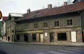 J. Nundstedts Speceriaffär, Kvarnbygatan 39 vid Gamla Torget, ca 1962. På fasaden sitter en affärsskylt med texten 