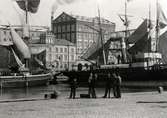 Kalmar hamn vid 1900-talets början.
Till höger ångfartyget China av Kalmar.