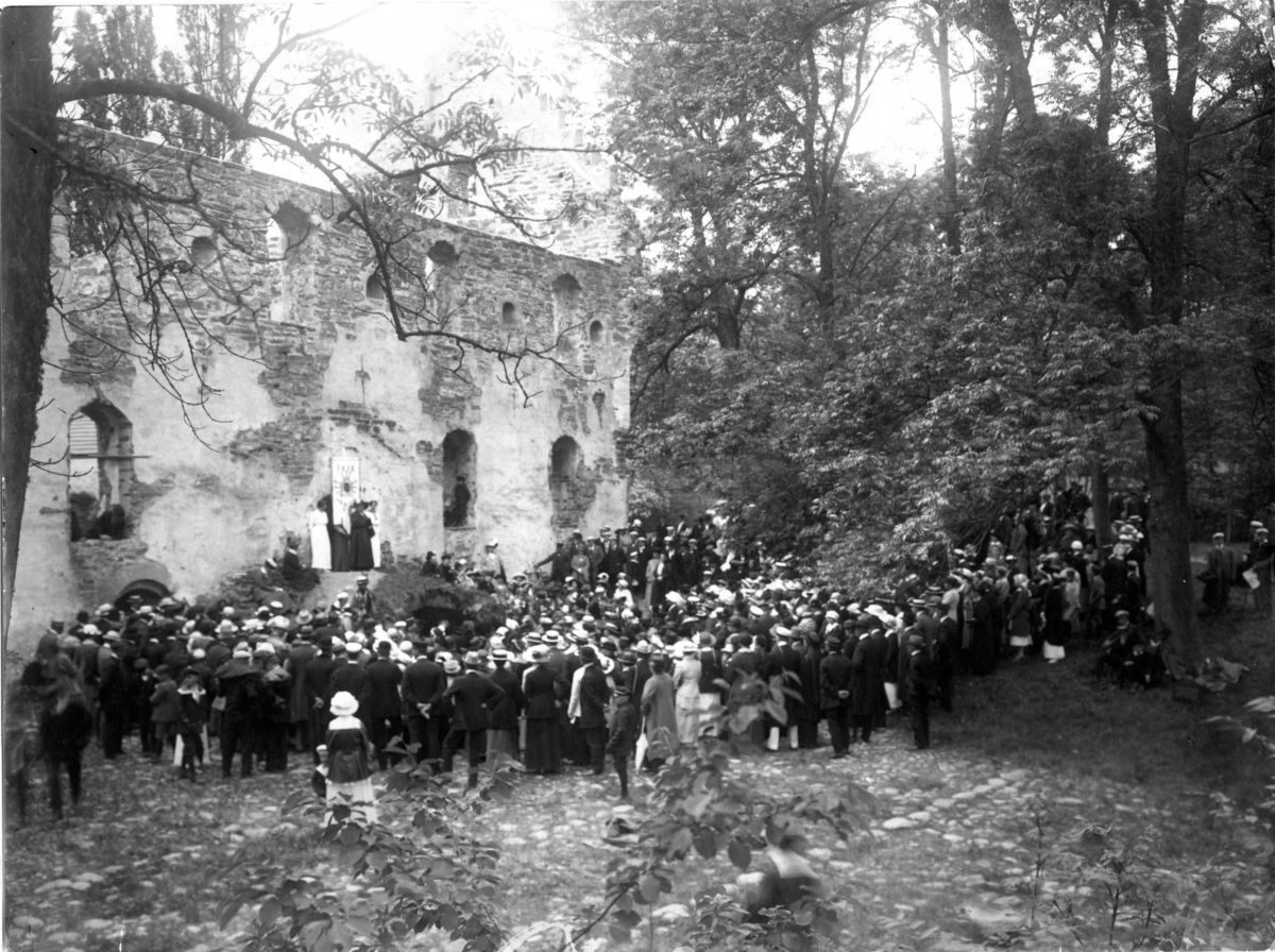 Calla Helena Sundbeck, Föreningen Kvinnans Politiska Rösträtt (FKPR) arrangerar rösträttsmöte i Huskvarna 19-20 juni 1915 med en utflykt till Visingsö - bilden från denna utflykt. På trappan vid Visingsborgs slottsruin står Ellen Key i mitten. Hon gav ett tal med rubriken "Kvinnovilja och Kvinnomakt".