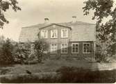 Den gamla prästgården i Förlösa sedd från trädgården.