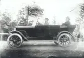 Misterhults egendom. Bilen ägdes av Misterhults egegndom. Troligen av märket Thulin. I baksätet förvaltare Gustav Karlberg, Egendomen. Vid ratten chaufför Eriksson. (Bilen kan även vara tysktillverkad av märket Rudolf Ley. Spetsig kylare och sufflettlåda).