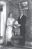 Pastorsfamiljen Maja och K.V. Andersson med son Rune. Andersson var pastor i Mörtfors Baptistförsamling i början av 1920-talet.