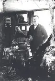 Thure Karlsson, bror till fotograf Emil Karlsson, Mörtfors. Märk trattgrammofonen som förekommer på senare foton tagna i Emils hem, Ekudden, Mörtfors.