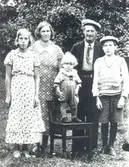 Klinten. Familjen Abel och Gunborg Johansson med barnen f.v: Birgit, Bernt, (på stolen) Boije.
