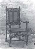 Den rikt skulpterade stolen kallas Änglastolen.  Den tillverkades av Mörtfors Möbelfabrik och skars med all säkerhet av skulptören och konstnären Otto Jansson. (prototypen).