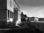 Museigatan, som vid fototillfället och fram till 1950-talet var en del av Älvgatan, här från norr mot Statt. Bilden tagen ca 1920.