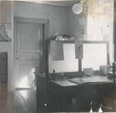Interiör av poststationen i Hackvad, inrymd i en butik, 1954.