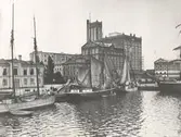 Hamnen
före 1910. I mitten skonaren Carl av Domsten.