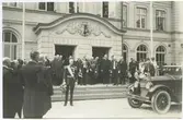 Gustav V anländer. Bilen en Buick tillhör droskägare August Lindh Kalmar. Landshövding John Falk vid höger dörr i uniform.