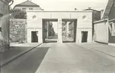 Jordbroporten vid Kaggensgatan 1931 med gamla gasverket till vänster och såkallade  värmestugan till höger.
