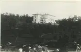 Solliden anlades av drottning Victoria som hade fått inspiration av flera besök i den svenske läkaren Axel Munthes italienska villa San Michele på Capri. Victoria hade hela sitt liv besvär med sin hälsa men trodde att Ölands milda klimat skulle lindra hennes besvär. Hon gav i uppdrag åt arkitekten Torben Grut att komma med ett förslag och den 25 september 1903 anlades grundstenen. Solliden kan sägas motsvaras av den danska kungafamiljens sommarresidens Marselisborg slott.