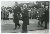 Gustav V vid Ölandskajen (Ölandshamnen). 1930-talet.
Från vänster Gustav V, konsul John Jeansson, prins Eugen och landshövding John Falk.