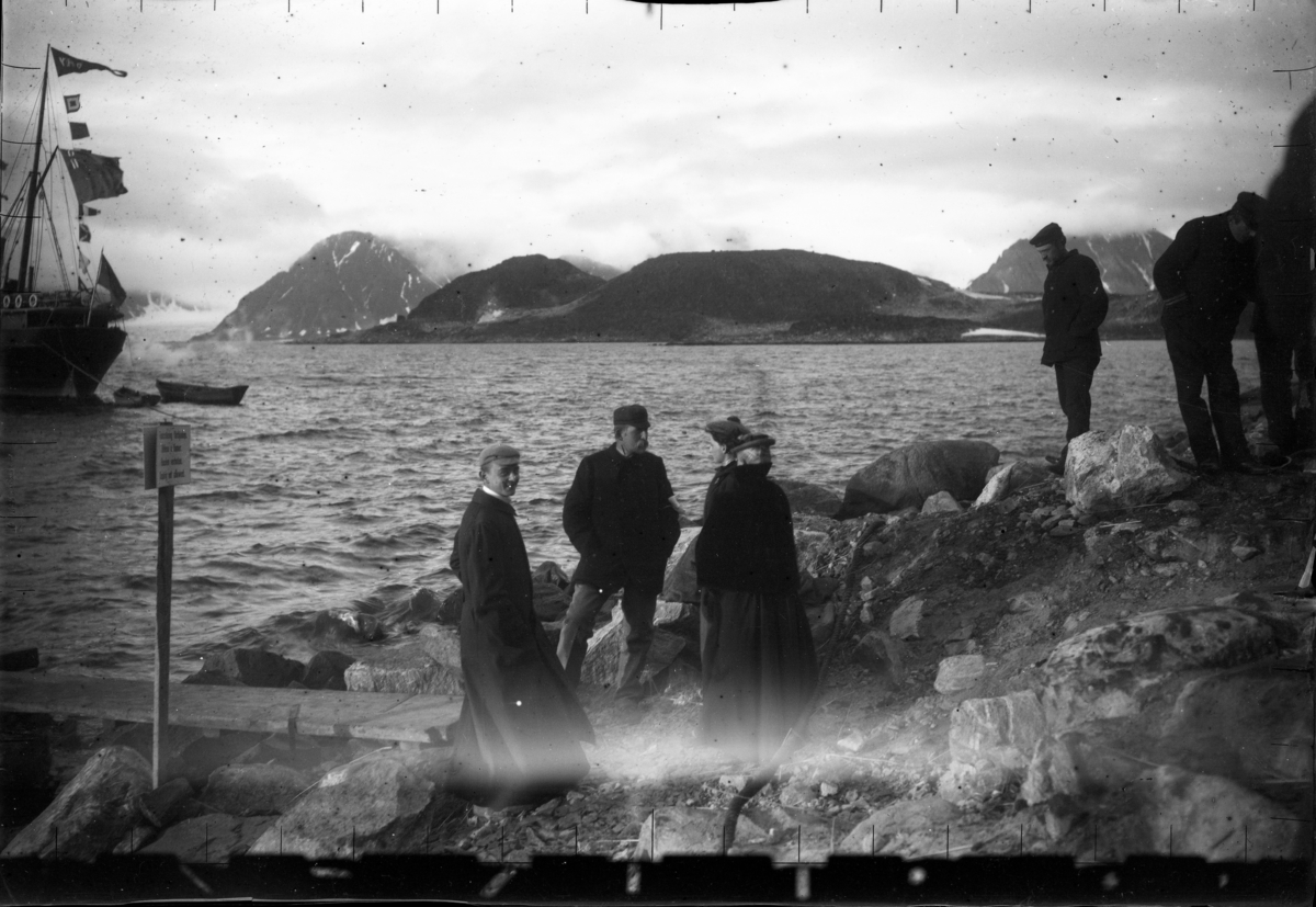 Nils Strindberg, Tourists from the ship Erling Jarl visit Danish Island. From left August von Borosini and S A Andrée in conversation with unknown women - probably August’s fiancée Eliza Sperry and her aunt Anna Henderson. Nitrate negative