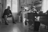 Sjukvårdsmottagningen på Ekensbergs varv 1970; syster Märta med patient