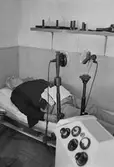 Sjukvårdsmottagningen på Ekensbergs varv 1970; patient på brits
