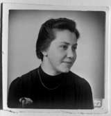 Repro Ateljébild, kvinna februari1942,
	metallutfällning.