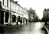 Larmgatan cirka 1935-1939.

Kvarteret Guldsmeden och Kvarteret Hattmakaren till vänster med Storgatan emellan.