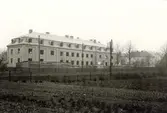 Det s k Ludwigssonska huset på Järnvägsgatan under byggnad 1926-27.
Det första lättbetonghuset i Kalmar.