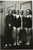 Vid kallbadhuset i Kalmar 1930-40-talet.
Andra flickan från höger heter Laila Sjökvist och var en mycket känd simmarflicka på 1930-40-talet.