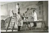 Prins Eugen (överst), målarmästare Erik Lönnegren, Kalmar (till vänster). Vid arbete med dekoration av Kalmar Nya Läroverk (Stagneliusskolan) omkring 1932.
