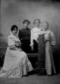 Ateljébild, fyra kvinnor.
Bilden kraftigt blekt.