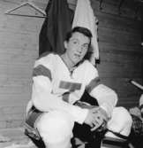 En Ishockeyspelare från Tabergs Sportklubb sitter i ett omklädningsrum.