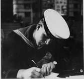 Lennart Wållberg Norrköping var förste kock på ubåten Neptun 1954 Neptuns långresa 1954.
1:e kock Lennart Wållberg skriver brev hem