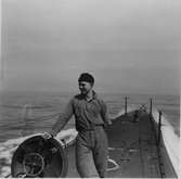 Lennart Wållberg Norrköping var förste kock på ubåten Neptun 1954 Neptuns långresa 1954.
Här står jag vid förliga nedgångsluckan och vädrar mig.
