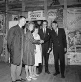 En kvinna hälsar på en man i samband med arrangemanget Stora Träffen i Huskvarna.