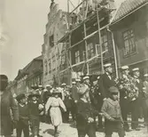 En studentparad utanför Cerstenska huset som är byggt 1667 på Storgatan i Kalmar.