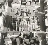 Flygfoto över Stortorget med Kalmar domkyrka i centrum.