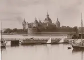Kalmar slott från Lycksalighetens ö. Bilden är tagen före julistormen 1931 då denna fällde i stort sett alla träd på vallarna.
