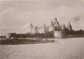 Kalmar slott från vägen ut mot Tjärhovet. På denna bild syns den brygga vid Sjöslätten som nu bara är ett retfullt grund.